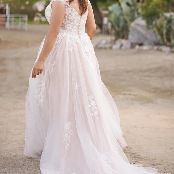 Lillian West Bridal Gown Size 18 - Picture 2 of 4